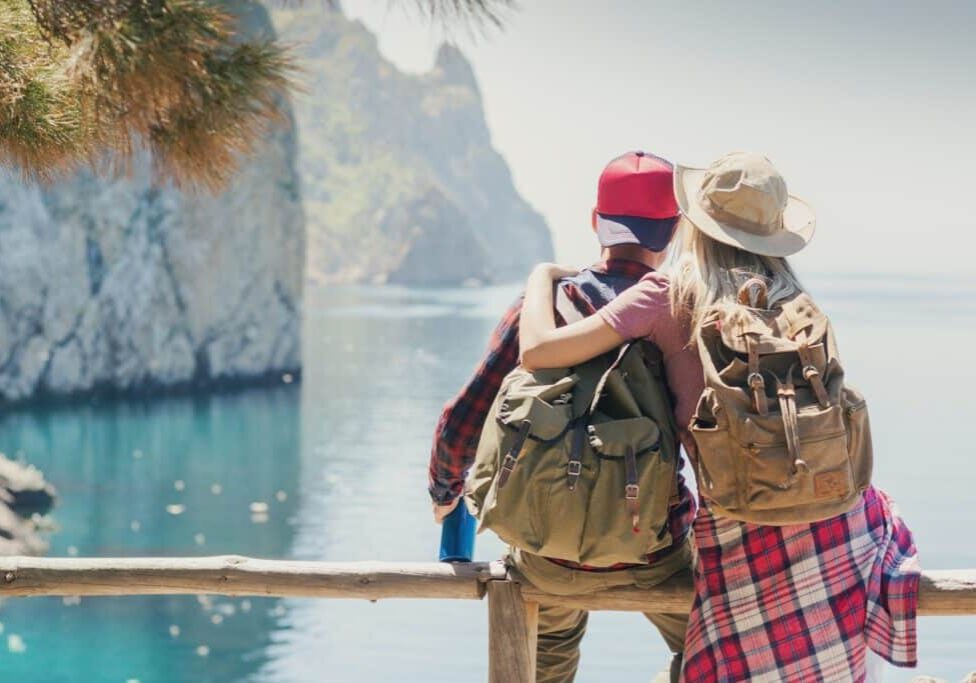 couple-hikers-backpacks